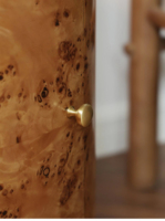 Armoire latérale extensible moderne en bois avec porte à grain naturel, poignée métallique et rangement dissimulé pour chambre, salon, coin repas