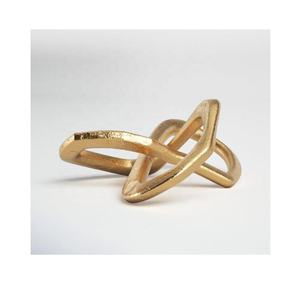 Escultura abstracta de aluminio para oficina y sala de estar, decoración de mesa con aspecto de cadena dorada para estantería y escritorio, Material metálico - Product Image 1