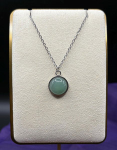 Collier pendentif minimaliste en laiton avec pierre précieuse verte ronde pour femme, style vintage, fait main, bijoux bohèmes, cadeau - Product Image 1