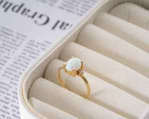 Anillo de Ópalo en Plata de Ley 925 con Baño de Oro Vermeil de 14K, Ópalo Ovalado con Detalles de Circonita Cúbica, Anillo Delicado con Piedra de Nacimiento de Octubre, Anillo Etéreo - Product Image 2