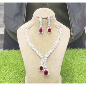 Ensemble collier et boucles d'oreilles en laiton de haute qualité pour femmes, sans nickel et respectueux de la peau, idéal pour les soirées et événements nocturnes. - Product Image 2
