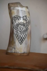 Taza Artesanal Ecológica de Cuerno de Búfalo con Forma Natural y Símbolo de Thor Tallado, Artículo Religioso Coleccionable, Decoración Rústica Duradera - Product Image 2