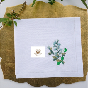 Serviette en lin avec broderie d'hortensia bleu, les tons doux créent une ambiance calme et relaxante pour l'heure du thé et les réunions. - Product Image 1