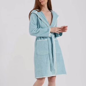 Ensemble peignoir et pantoufles 100 % coton éponge thermique respirant et doux avec logo frontal pour usage hôtelier de luxe unisexe - Product Image 5