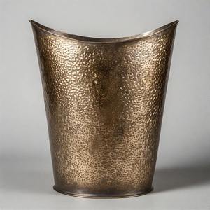 Contenedores de basura metálicos vintage ideales para mantener un espacio limpio y ordenado, y ofrecen una solución práctica y duradera para los residuos. - Product Image 6