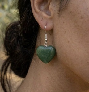 Boucles d'oreilles pendantes en pierres précieuses naturelles en forme de cœur, avec pierres polies en forme de cœur et design à crochet métallique - Product Image 6