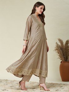 Elegante Conjunto Étnico de Kurta y Pantalón con Bordado de Diseño y Dupatta Color Vino - Product Image 4