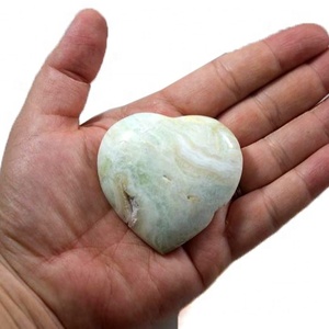 Pierre de coeur gonflée en aragonite verte apaisante de haute qualité polie à la main pour le travail de guérison énergétique de l'amour et l'accent de décor élégant - Product Image 1