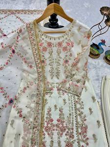 ชุดส่าหรีงานปาร์ตี้สำหรับดีไซเนอร์ พร้อมงานปักประณีต ลูกไม้ และรายละเอียดกระจกเงา - Product Image 3