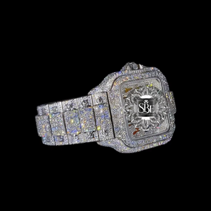 Montre en or rose entièrement sertie de diamants de haute qualité, mouvement à quartz de précision, idéale pour les sorties nocturnes festives, disponible à la vente - Product Image 3