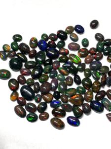 Opale noire éthiopienne 100 % naturelle de haute qualité, opale multicolore, forme mixte, cabochon pour la fabrication de bijoux - Product Image 2