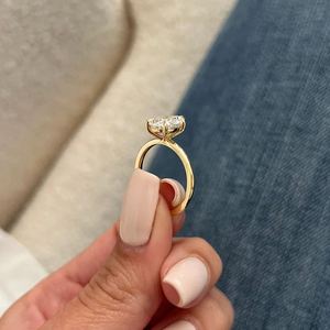 Bague de fiançailles solitaire pour amoureux en or 14 carats avec diamant de laboratoire taille poire de 3,0 carats serti à griffes, certifiée IGI, de luxe, pour mariage - Product Image 3