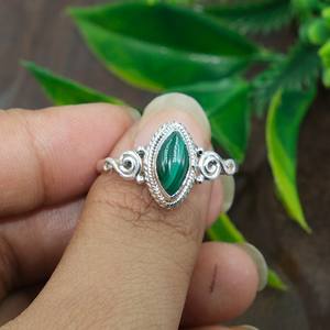 Anillo de Malaquita en Plata de Ley 925, Anillo de Compromiso con Piedra Verde para Ella, Joyería de Malaquita, Regalo de Navidad para Ella - Product Image 4