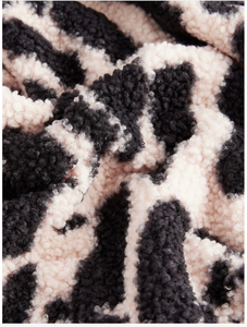 Sudadera personalizada de estilo urbano con cuello redondo, tejido grueso, 100% algodón, forro polar Sherpa, media cremallera frontal y manga larga. - Product Image 6