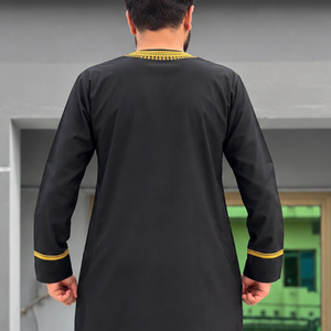Túnica islámica saudí barata al por mayor para hombre, bordada, estilo Omán, para musulmanes, de poliéster transpirable, largo hasta el suelo, sin cuello, para invierno y verano. - Product Image 3