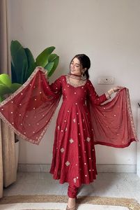 Pièce exclusive de notre propre marque, stylisée par des modèles réels pour un look et une ambiance authentiques, parfaite pour les événements festifs. - Product Image 4