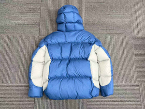 Manteau matelassé décontracté à capuche bicolore bleu et blanc avec cagoule amovible, pour l'hiver et les activités de plein air, logo frontal, vente en gros personnalisée - Product Image 3