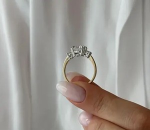 Bague de fiançailles de luxe en diamant taille brillant, avec coussin carré premium et pierres latérales étincelantes, bijoux fins pour mariée - Product Image 3