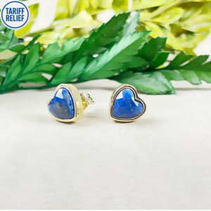 Boucles d'oreilles en forme de cœur en lapis-lazuli naturel, 9 mm, serties de plaqué or |   Bijoux minimalistes pour femmes - Product Image 3
