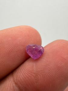 Saphir rose naturel taille cœur/poire 1,33 ct 5,5x6,5x4 mm, pierre précieuse calibrée à facettes de Ceylan pour la fabrication de bijoux, avec jeu de couleurs - Product Image 5