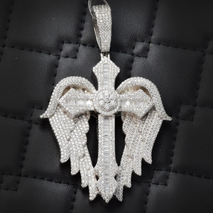Colgante de Alas de Ángel Celestial con Cruz y Diamantes de Moissanita, Acabado Plateado, Estilo Diamante, Amuleto Religioso - Product Image 1