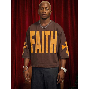 Camiseta Oversize para Hombre con Estampado Flocado 'Faith', Estilo Urbano, de Algodón Marrón, Cuello Redondo, Manga Corta, Diseño Gráfico - Product Image 4