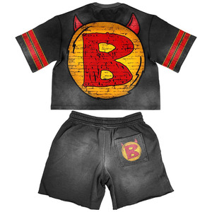 Ensemble 2 pièces t-shirt et short en coton poly 260 GSM premium, noir avec empiècements de manches rouges, logo sérigraphié effet vieilli - Product Image 4