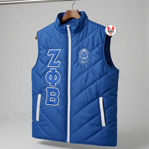 เสื้อกั๊กพัฟเฟอร์ปักลายตัวอักษรกรีกสีน้ำเงิน Zeta Phi Beta สำหรับผู้หญิง พร้อมซิปปิด กันน้ำ และเป็นมิตรกับสิ่งแวดล้อม เสื้อคลุมลำลอง - Product Image 5