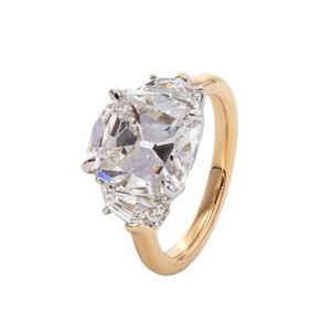 Bague de fiançailles en or blanc 14 carats avec diamant de laboratoire taille coussin certifié IGI 4,5 carats, accents trapézoïdaux, directement du fabricant - Product Image 2