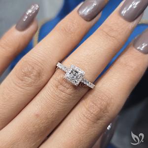 Anillo de Diamante de Laboratorio con Corte Princesa de 0.5 Quilates, Banda Delicada con Pavé, Joyería Nupcial Minimalista, Certificado IGI, Oro Blanco - Product Image 4