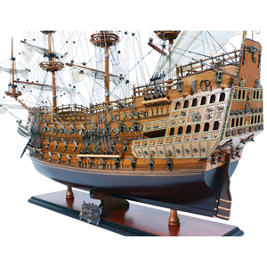 Sovereign Seas 80cm Fabriqué à la main en bois de cèdre Modèle de bateau Réplique nautique Meubles Présentoir pour la décoration de la maison Peint Art - Product Image 5