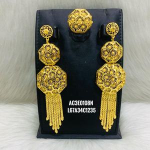 Boucles d'oreilles en laiton plaqué or de créateur en forme de fleur mignonne pour les occasions de fête des femmes - Product Image 1