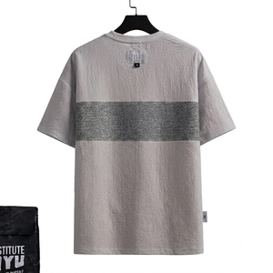 เสื้อยืดสีเทาอ่อนสำหรับผู้ชายเสื้อผ้าแฟชั่นโอเวอร์ไซส์แบบลำลองเปิดไหล่พิมพ์ลายผ้าสีเทา - Product Image 2