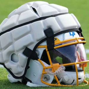 Casque de football américain de luxe en ABS souple, protection personnalisée avec logo, respirant, durable, coupe-vent, réglable avec fermeture à crochet - Product Image 1