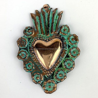 Médaille Relique Métallique Antique Française Sacré-Cœur Flamboyant et Ornement Milagros en Métal Doré Couleur Patine ex-votos