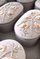Cadeau d'anniversaire de luxe moderne en coton, personnalisable, multifonctionnel, pour desserts, baklavas, dattes, barres chocolatées, broderie rose
