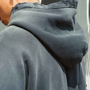 Fabricant de vêtements streetwear : Sweat à capuche vintage noir, personnalisable avec logo, effet délavé à l'acide, coupe oversize - Product Image 5