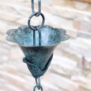Cadena de lluvia con forma de campana de metal envejecido, estilo vintage, para drenaje de jardín rústico. - Product Image 1