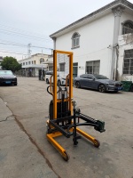EZ LIFT EDA40 - Élévateur électrique sécurisé pour fûts d'huile en acier de 55 L avec une hauteur de levage maximale de 1350 mm