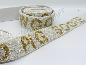 Correa de Bolso con Cuentas GO HOGS, Texto en Blanco y Dorado, Accesorio Moderno y a la Moda para Colgar el Bolso - Product Image 3