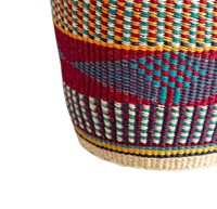 Panier de rangement en fibres naturelles tressées avec un élégant accent géométrique en losange, panier robuste en jonc de mer pour le salon