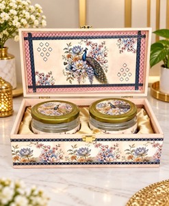กล่องของขวัญไม้ลายดอกโบตั๋นสีชมพูพิมพ์ลายอย่างสวยงาม พร้อมชุดโหลแก้วสุญญากาศ 2 ใบ เพิ่มเสน่ห์แห่งความโรแมนติกและความงดงามของดอกไม้ให้กับการมอบของขวัญในเทศกาลของคุณ - Product Image 4
