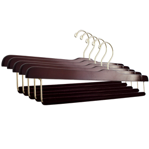 Cintre en bois naturel et massif pour suspendre manteaux, robes, etc. à des prix bas et abordables - Product Image 5