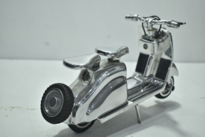 Modelo Decorativo Retro de Metal de la Mejor Calidad, Scooter Vespa LD Vintage, para Decoración del Hogar u Oficina, Disponible para la Venta - Product Image 3
