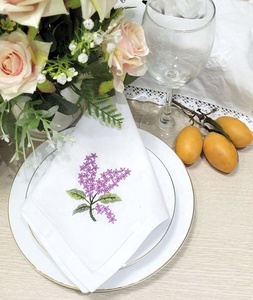 Serviettes en tissu personnalisées en gros, broderie fleur de lavande, serviettes de table en coton, serviettes de table à ourlet festonné, durables pour la maison, les mariages et les événements - Product Image 1