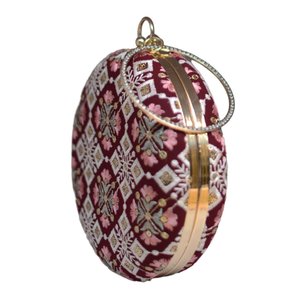 กระเป๋าคลัทช์ทรงกลมปักลายดอกไม้สีมารูนและชมพู - Product Image 2