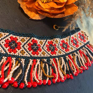 Elegante collar bordado de cuentas de cristal hecho a mano con detalles intrincados, ideal para bodas, fiestas y ocasiones festivas - Product Image 2