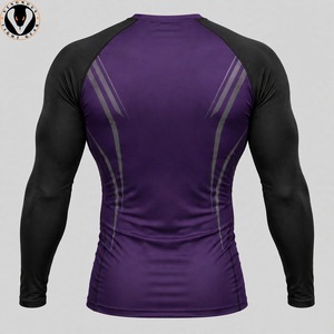 Rashguard durable pour hommes conçu pour le grappling, les entraînements de fitness et les séances d'arts martiaux. - Product Image 3