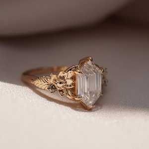 Anillo de compromiso de moissanita con corte hexagonal de 2.50 CT, anillo floral vintage de oro amarillo de 14K, anillo de joyería nupcial Art Deco único para ella - Product Image 3