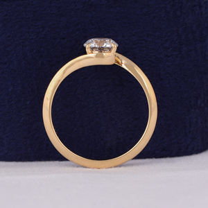 Bague de fiançailles en or jaune 18 carats avec diamant de laboratoire rond de 1,5 carat, sertie en clos - Product Image 5